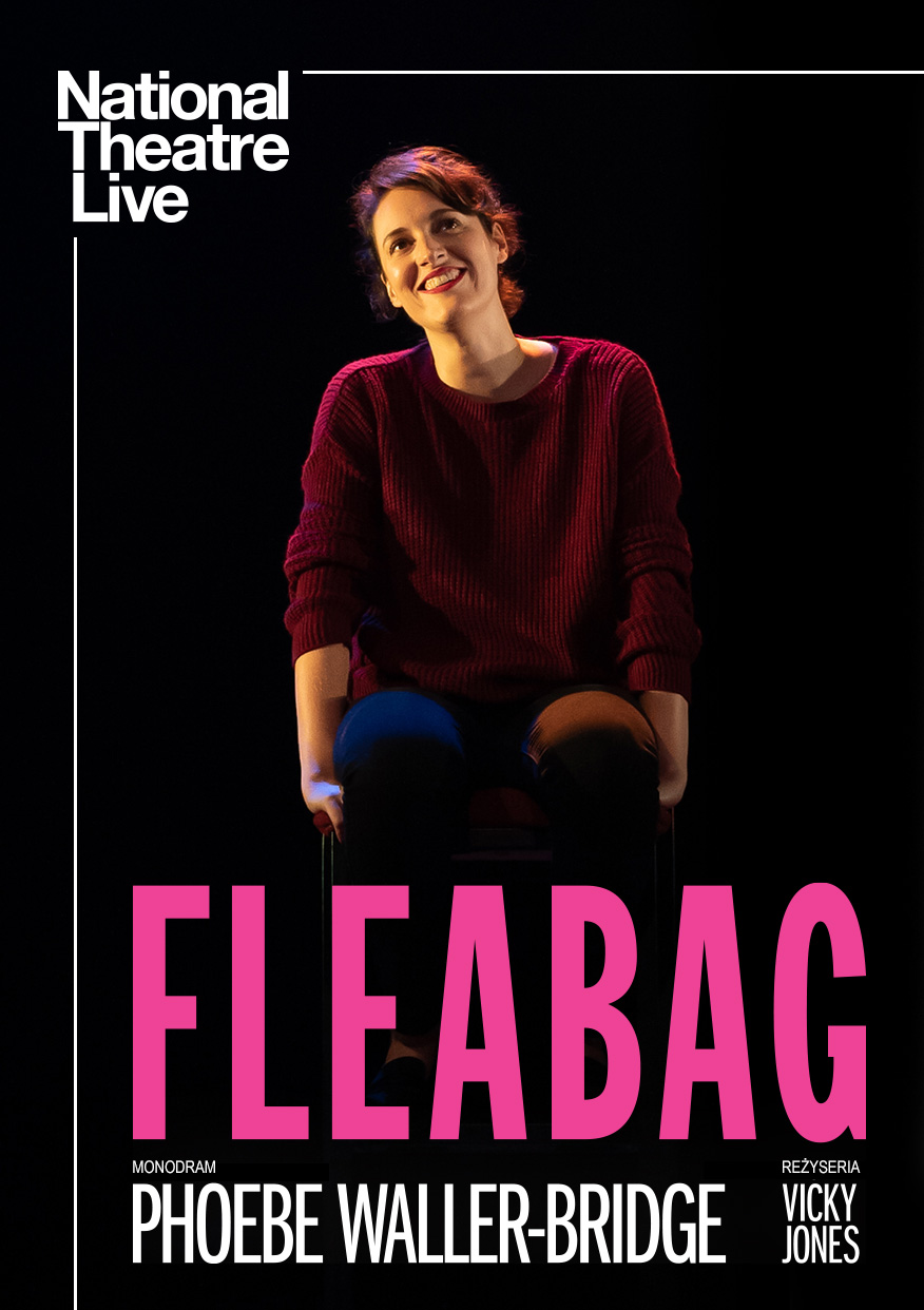 Plakat promujący film "Fleabag". Kobieta na czerwonym krześle, w ciemnoczerwonym swetrze i czarnych spodniach, uśmiecha się.
