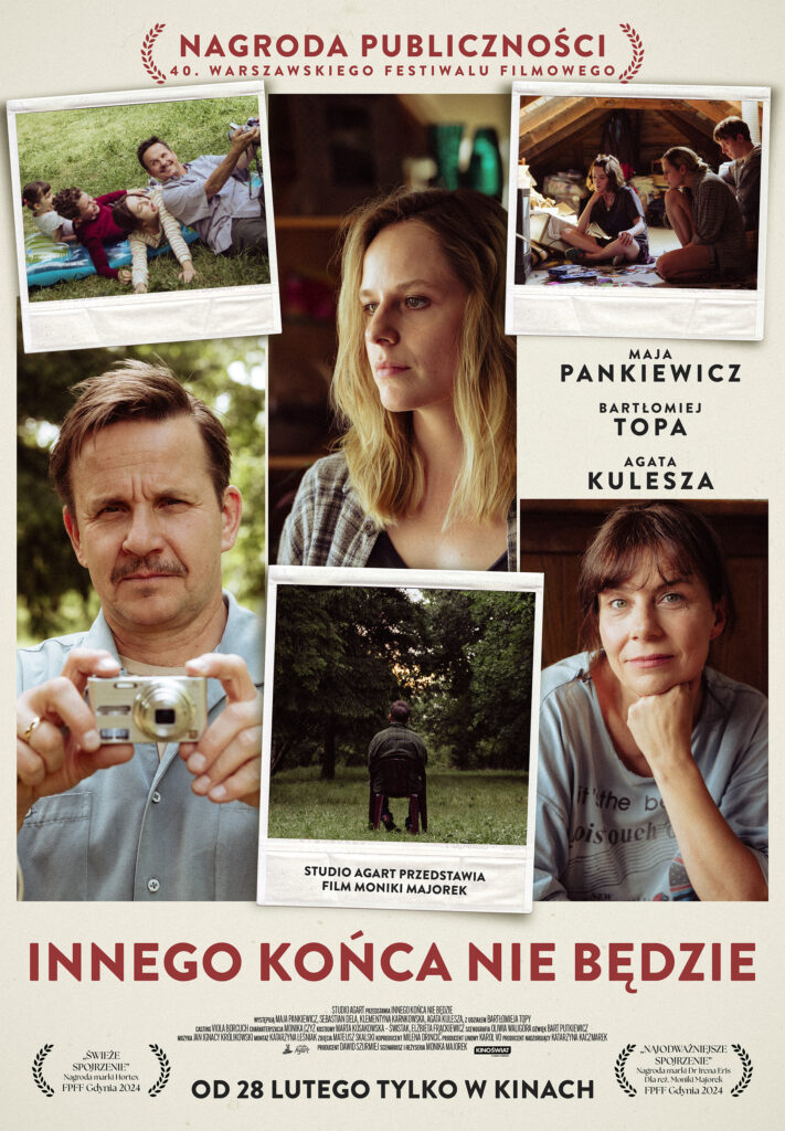 Plakat filmu „Innego końca nie będzie” przedstawia kolaż zdjęć bohaterów w różnych scenach codziennego życia. Centralnie widzimy poważną kobietę w średnim wieku, a wokół niej zdjęcia rodziny, dzieci i samotnej postaci siedzącej na krześle w parku. Na dole plakatu widnieją nazwiska aktorów: Maja Pankiewicz, Bartłomiej Topa, Agata Kulesza. U góry podkreślona jest nagroda publiczności na Warszawskim Festiwalu Filmowym. Hasło na dole: „Od 28 lutego tylko w kinach”.
