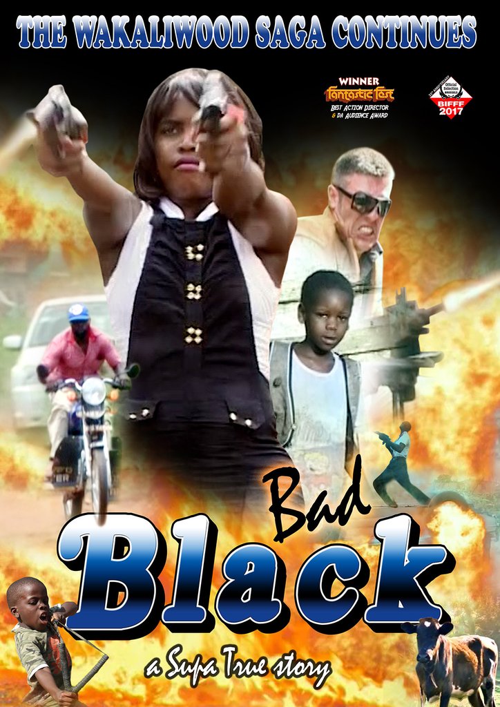 Plakat filmu „Bad Black” z napisem „The Wakaliwood Saga Continues” u góry. Na środku kobieta w czarnej kamizelce celuje pistoletem w stronę widza. W tle mężczyzna z okularami przeciwsłonecznymi strzela z karabinu, a po bokach widoczne są sceny akcji: motocyklista, mężczyzna z pistoletem i eksplozje. Na dole napis „Bad Black – a Supa True Story” oraz zdjęcie małego chłopca z karabinem-zabawką.