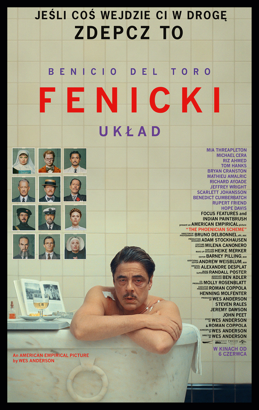Plakat filmu „Fenicki Układ” z Benicio del Toro siedzącym w wannie z zamyśloną miną. W tle biała ściana z płytkami i portretami postaci. Nad nim tytuł filmu w języku polskim, a po prawej stronie lista aktorów i twórców, m.in. Wes Anderson, Scarlett Johansson, Michael Cera i Tom Hanks.