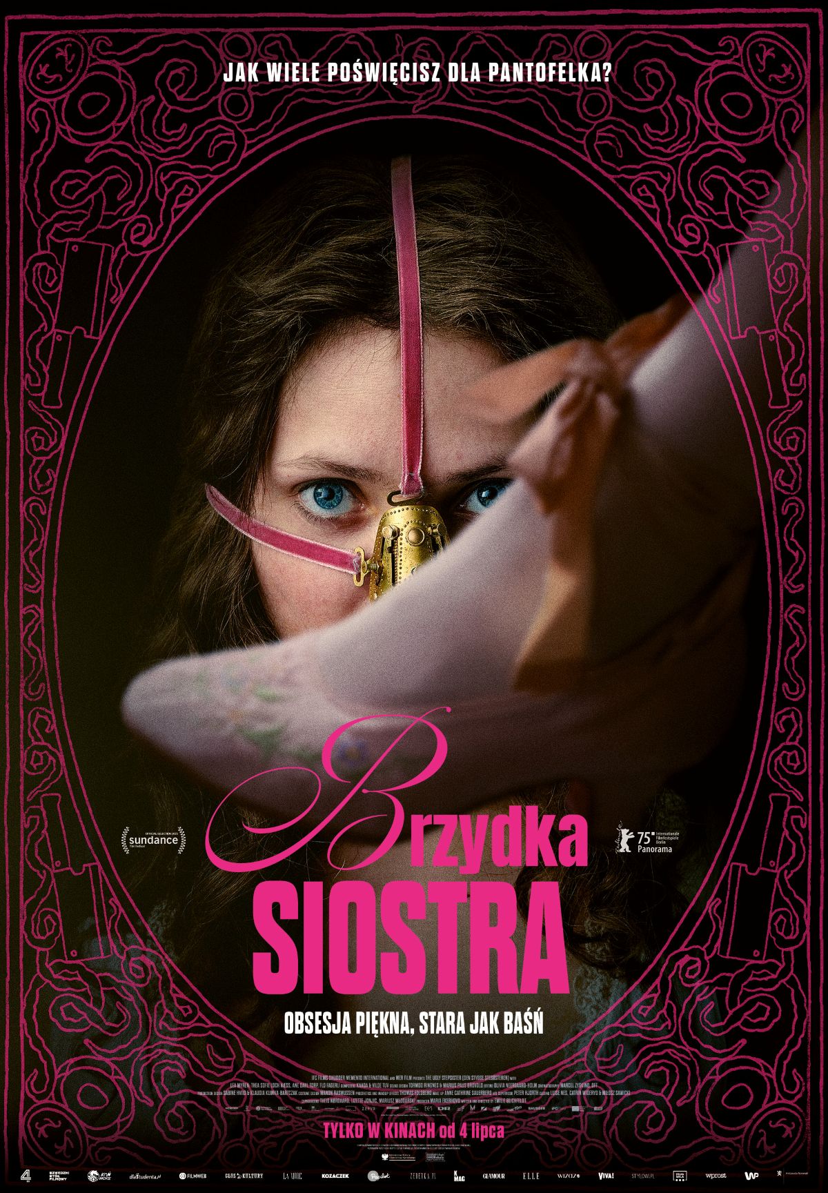 plakat. portret dziewczyny z osłoniętym złotą maską na różowych wstążkach częścią twarzy. Przed nią stopa z eleganckim jasnoróżowym bucie.