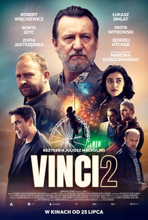 plakat. postaci z filmu, różnych wielkości. w centrum starszy mężczyzna, siwiejący, z zarostem. poniżej fajerwerki i diabelski młyn. wokół niego 4 mężczyzn, 2 kobiety.