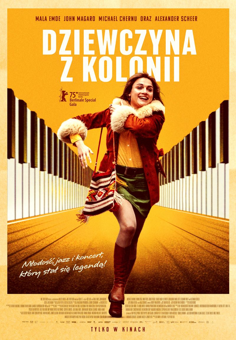 plakat. na tle korytarza z klawiszy fortepianu biegnie dziewczyna w mini i czerwonej kurtce.