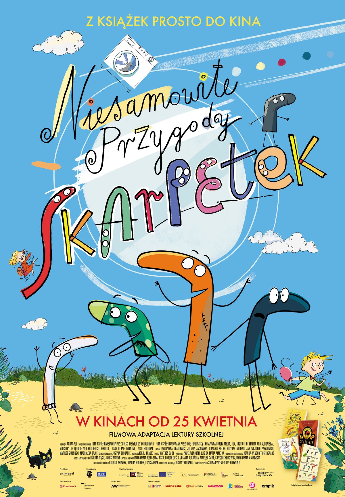 Plakat filmowy z tytułem „Niesamowite przygody skarpetek” w kolorowej, dziecięcej czcionce. Na środku plakatu widnieją kreskówkowe skarpetki z oczami i rękami, ustawione na tle niebieskiego nieba i żółtego piasku z zieloną trawą. W tle pojawia się pralka, chmurki i dzieci bawiące się na łące. W dolnej części plakatu znajduje się informacja o dacie premiery: „W kinach od 25 kwietnia” oraz informacja, że jest to filmowa adaptacja lektury szkolnej. Po prawej stronie pokazano książki z serii, na której oparto film. Styl graficzny jest kolorowy, wesoły i przyjazny dla dzieci.