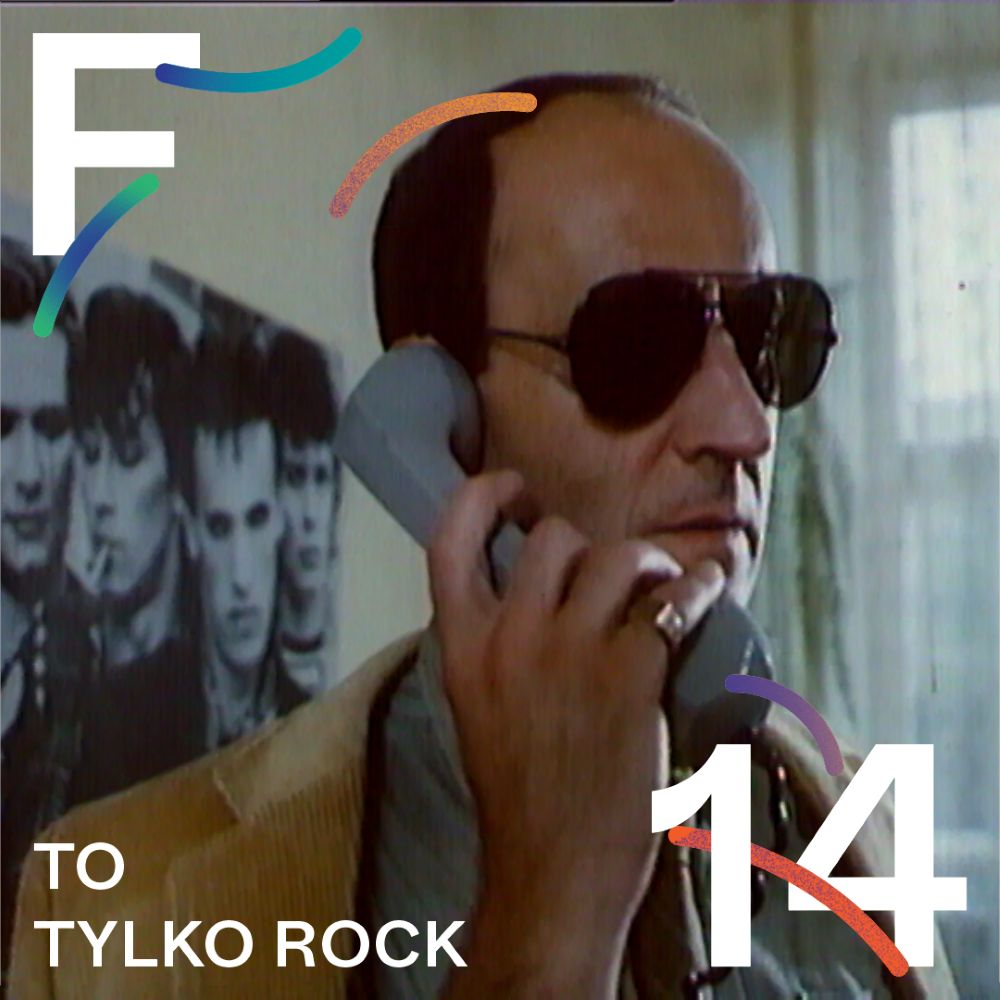 mężczyzna w ciemnych okularach trzyma słuchawkę telefonu przy uchu. w tle czarno-biały plakat młodego zespołu.