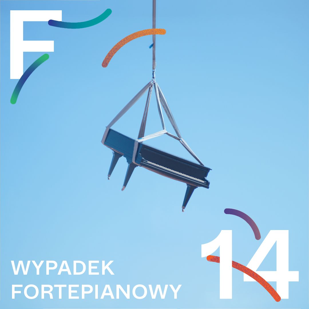 fortepian na tle nieba, na sznurze.