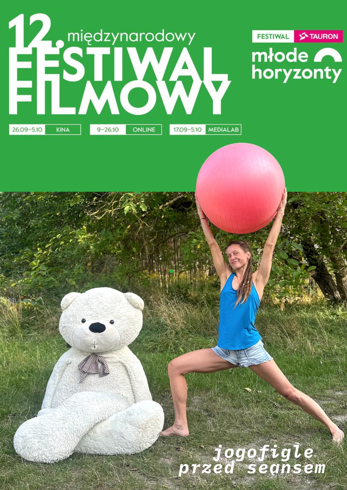 plakat. kobieta w krótkich spodenkach i niebieskim topie sportowym w pozycji wojownika jogowego, trzyma różową piłkę, obok niej duży biały miś w pozycji lotosu. W tle trawa i drzewa.