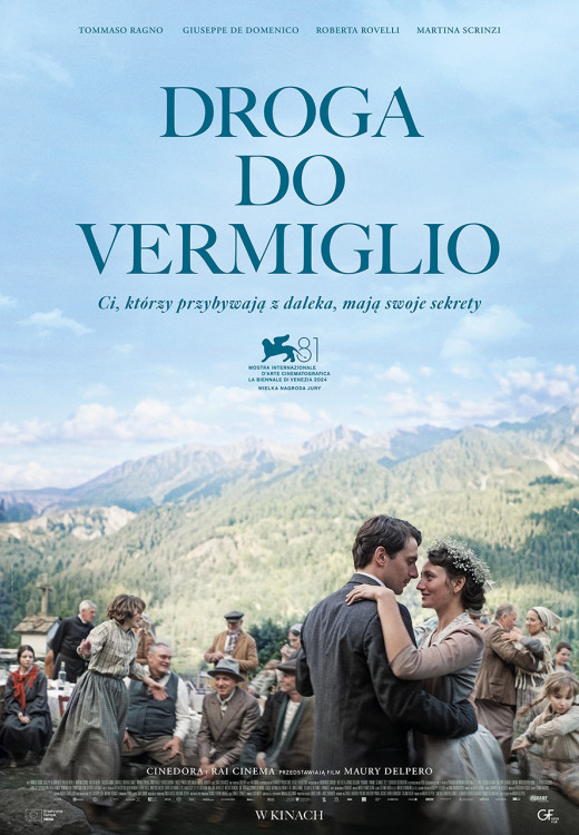 Plakat filmowy „Droga do Vermiglio” przedstawia parę tańczącą na tle górskiego krajobrazu. Wokół nich zgromadzeni są ludzie siedzący i rozmawiający przy długim stole, a w tle widać majestatyczne szczyty Alp. Tytuł filmu zapisany jest dużymi literami na górze plakatu, a niżej umieszczono hasło: „Ci, którzy przybywają z daleka, mają swoje sekrety”. Całość utrzymana jest w spokojnej, nostalgicznej atmosferze.