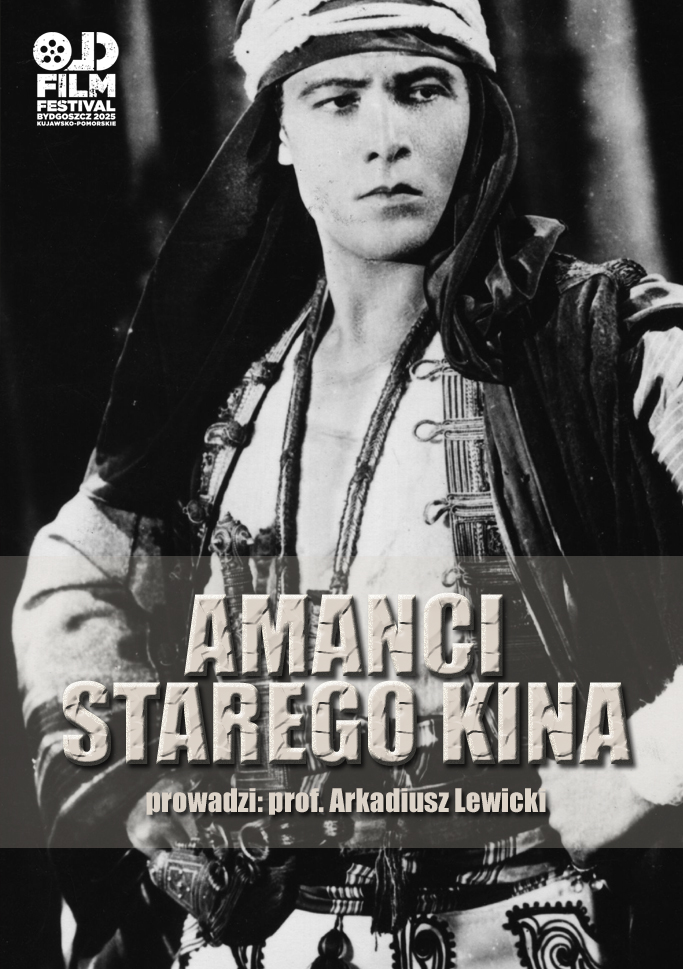 kadr z czarno-białego filmu - młody mężczyzna w kapturze, rozpiętej koszuli, obwieszony ozdobami i bronią