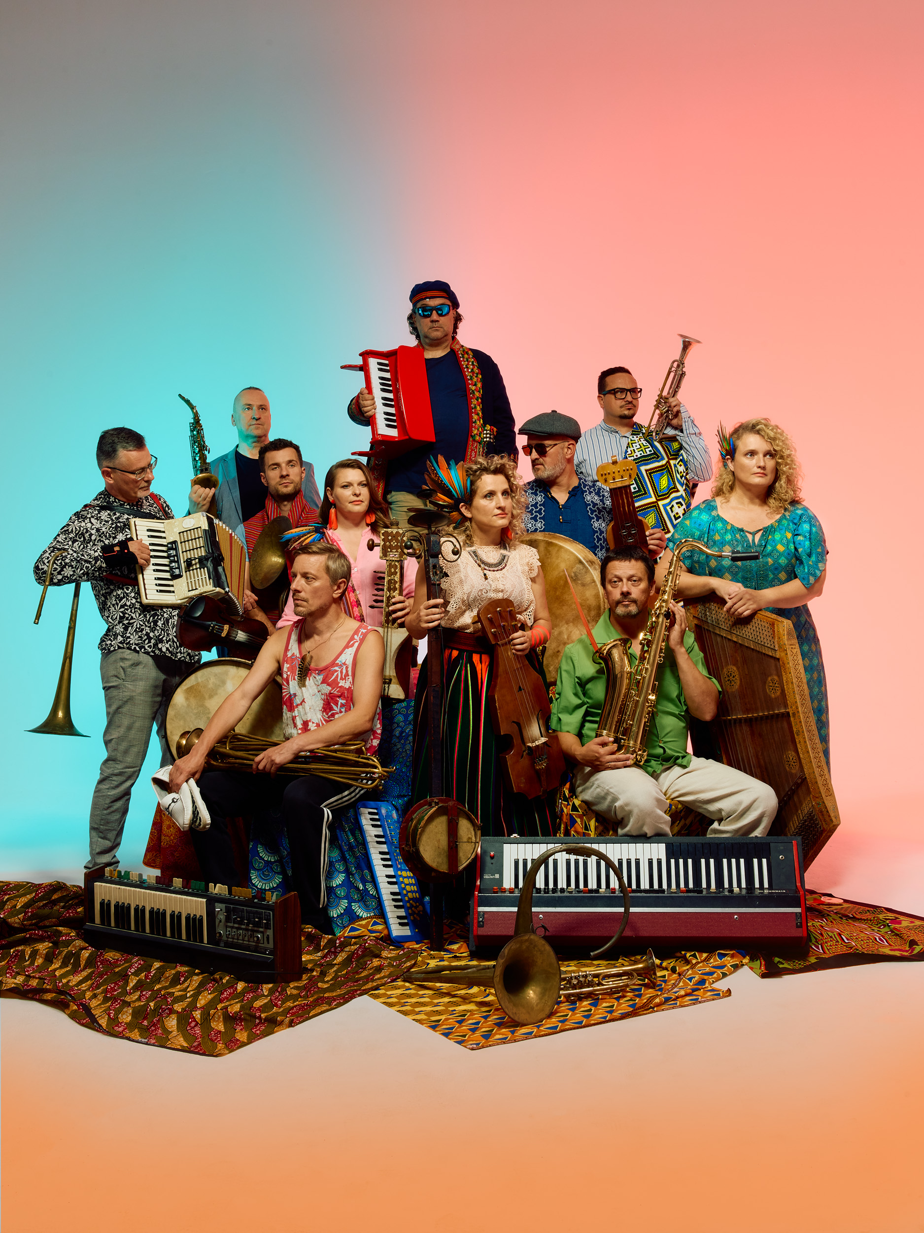 Na zdjęciu widać jedenastoosobowy zespół muzyczny wraz ze swoim instrumentarium.