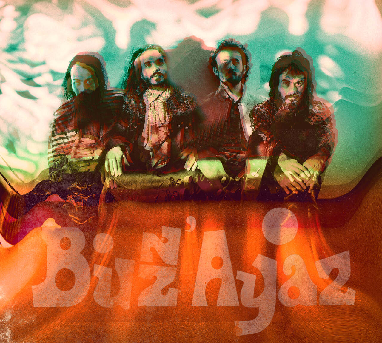 Na zdjęciu widać czterech kolorowo ubranych mężczyzn siedzących pod ścianą.