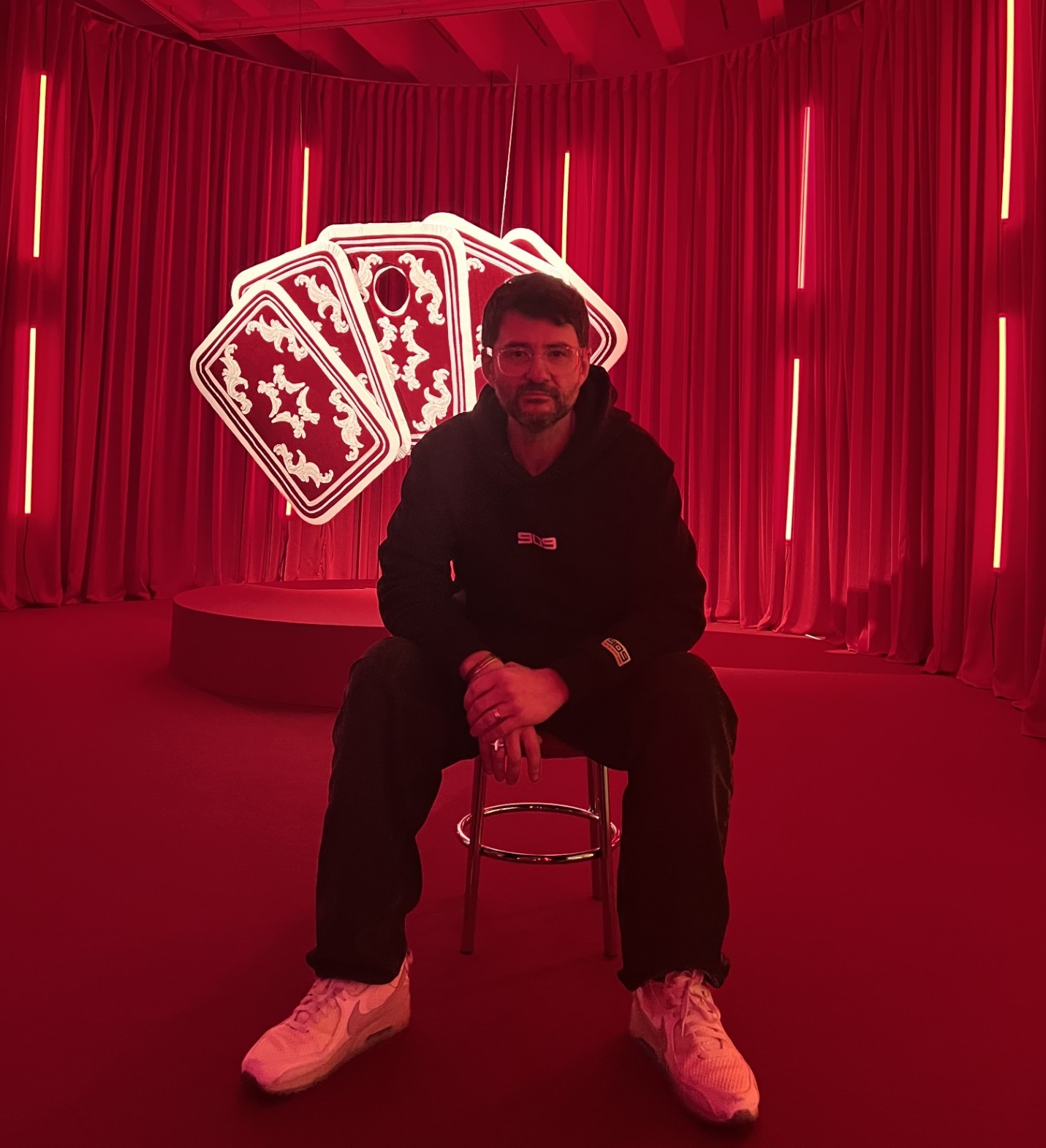 Na zdjęciu widać mężczyznę zasłaniającego sobie twarz ręką.