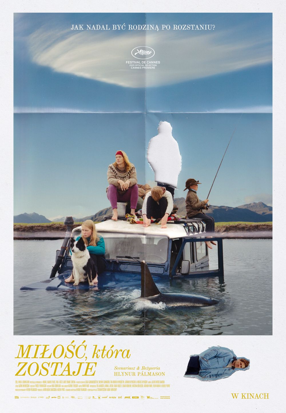 Surrealistyczny plakat filmu „Miłość, która zostaje”. Na środku stoi częściowo zatopiony w wodzie terenowy samochód, na którego dachu siedzi czworo ludzi i pies. Obok auta przepływa orka, wynurzając grzbiet nad powierzchnię. Jedna z postaci jest przedstawiona jako biała, wymazana sylwetka, jak brakujący element rodziny. W tle spokojny krajobraz gór i nieba. U góry widnieje pytanie: „Jak nadal być rodziną po rozstaniu?”, a na dole tytuł filmu i nazwisko reżysera Hlynura Pálmasona.