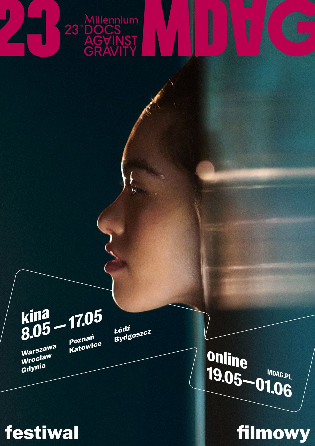 plakat, profil kobiety o azjatyckich rysach, odbity niewyraźnie w tafli obok niej