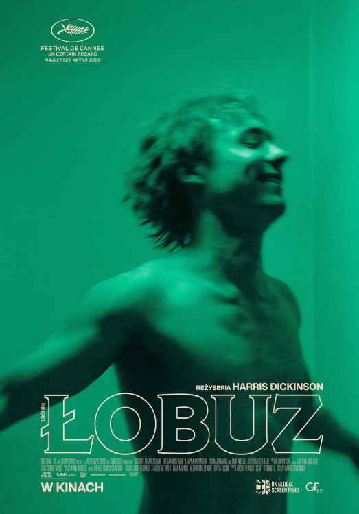 plakat. zielonkawy rozmazany kadr przedstawiający roześmianego młodego mężczyznę z jasnymi półdługimi włosami i nagim torsem.