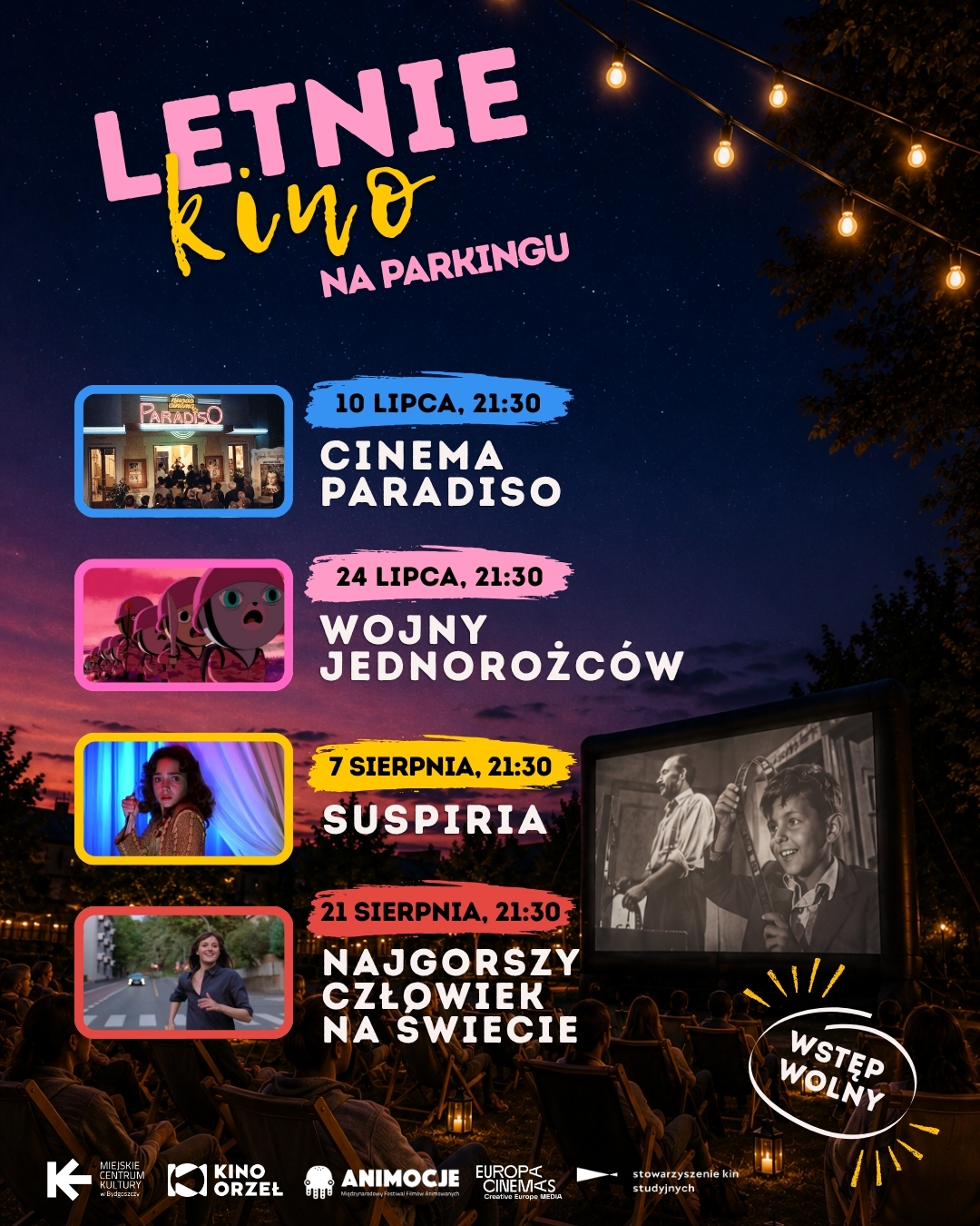 Plakat letnich pokazów filmowych pod gołym niebem. Na tle nocnego nieba i widowni siedzącej przed ekranem przedstawiono repertuar: Cinema Paradiso, Wojny Jednorożców, Suspiria oraz Najgorszy człowiek na świecie. Wstęp wolny