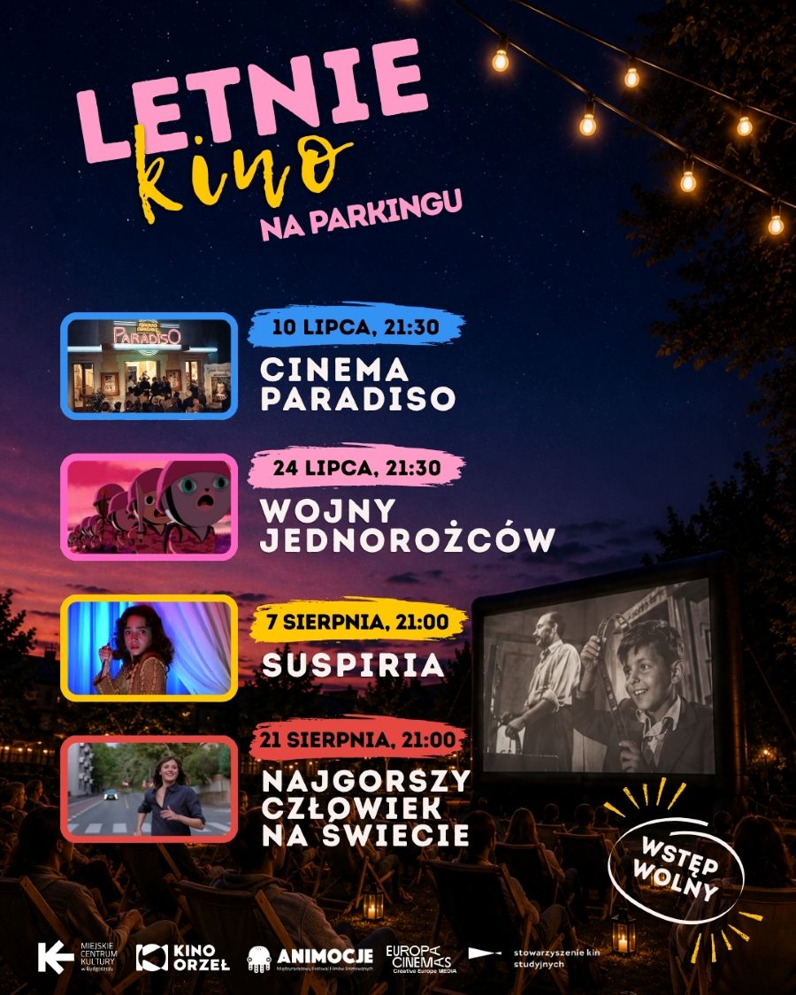 Plakat letnich pokazów filmowych pod gołym niebem. Na tle nocnego nieba i widowni siedzącej przed ekranem przedstawiono repertuar: Cinema Paradiso, Wojny Jednorożców, Suspiria oraz Najgorszy człowiek na świecie. Wstęp wolny