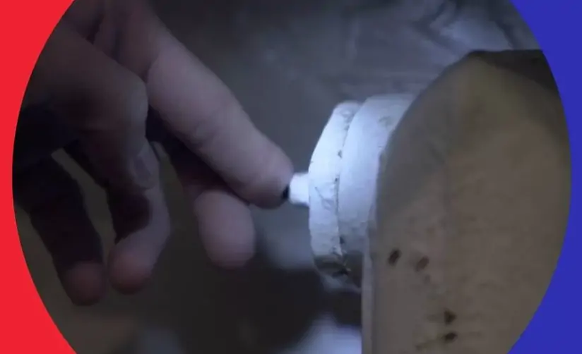 Kadr z filmu "Chór ciepłowników". Zdjęcie przedstawia dłoń dotykającą kaloryfera.