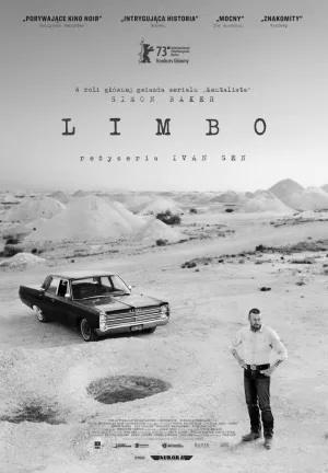 Czarno-biały plakat promujący film LIMBO. Na pustkowiu stoi czarne amerykańskie auto, a przed nim mężczyzna w czarnych spodniach i białej koszuli.