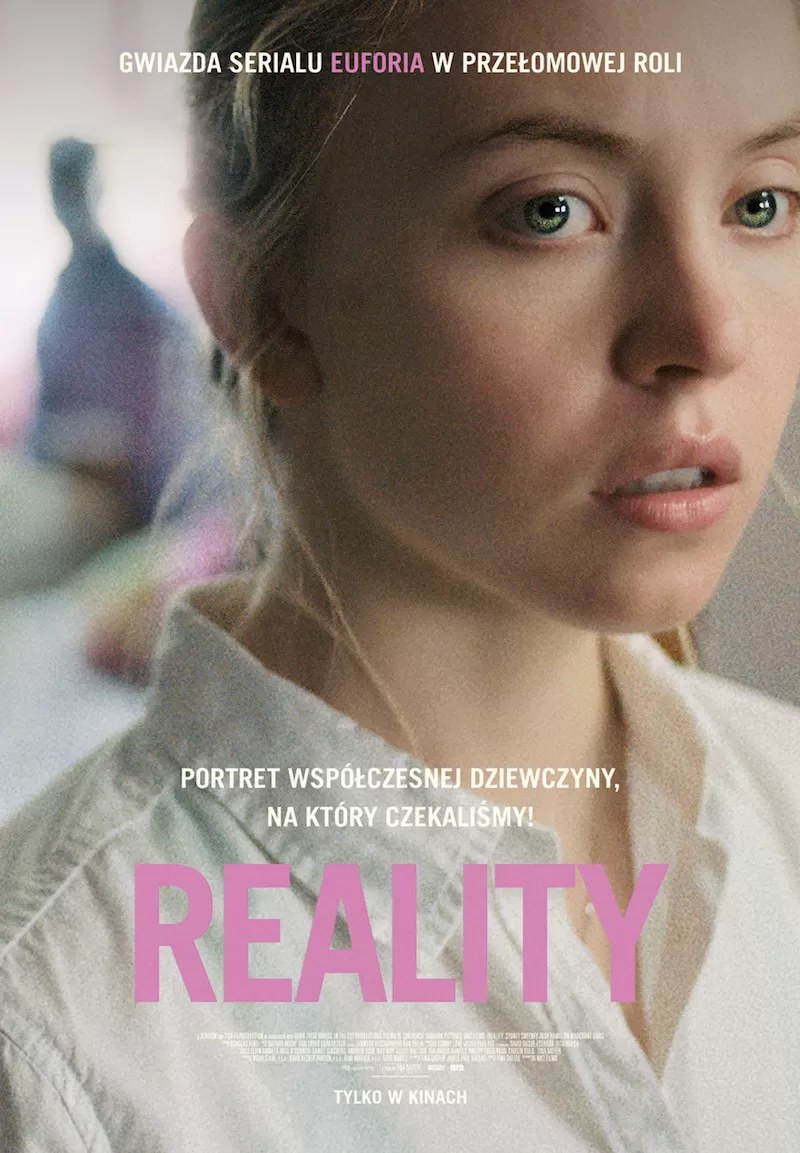 Plakat promujący film REALITY. Różowy napis REALITY na tle zdjęcia przedstawiającego młodą kobietę w białej bluzce.