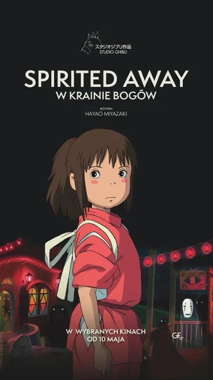 Na plakacie filmu Spirited Away: W krainie bogów (reż. Hayao Miyazaki) widzimy główną bohaterkę, Chihiro, stojącą tyłem, lecz spoglądającą przez ramię z lekkim niepokojem. Ubrana jest w czerwony strój, a w tle znajduje się fantastyczna, kolorowo oświetlona łaźnia oraz unoszący się duch bez twarzy – No-Face. Plakat emanuje tajemniczą, magiczną atmosferą charakterystyczną dla filmów Studia Ghibli.