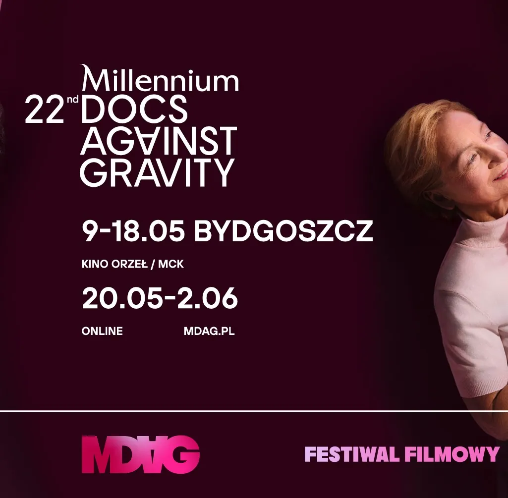 grafika promująca festiwal. Widać fragment zdjęcia kobiety w jasnej koszulki, uśmiechniętej blondynki odchylonej nieco w tył.