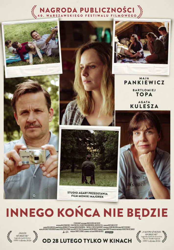 Plakat filmu „Innego końca nie będzie” przedstawia kolaż zdjęć bohaterów w różnych scenach codziennego życia. Centralnie widzimy poważną kobietę w średnim wieku, a wokół niej zdjęcia rodziny, dzieci i samotnej postaci siedzącej na krześle w parku. Na dole plakatu widnieją nazwiska aktorów: Maja Pankiewicz, Bartłomiej Topa, Agata Kulesza. U góry podkreślona jest nagroda publiczności na Warszawskim Festiwalu Filmowym. Hasło na dole: „Od 28 lutego tylko w kinach”.