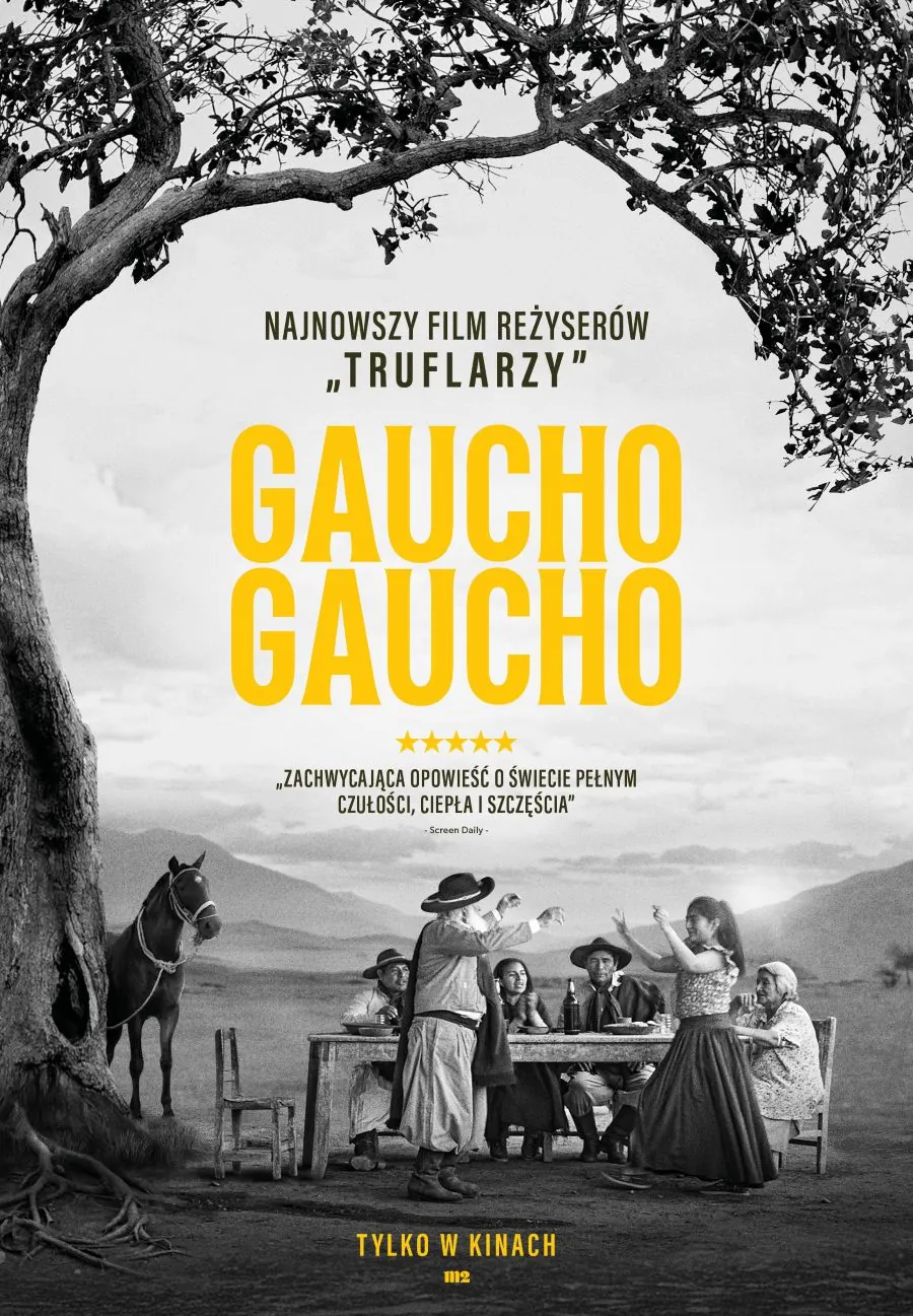 Plakat w czerni i bieli z jaskrawo żółtym tytułem „Gaucho Gaucho” na środku. Na górze widnieje napis „Najnowszy film reżyserów 'Truflarzy'”. W dolnej części plakatu znajduje się pięciogwiazdkowa recenzja: „Zachwycająca opowieść o świecie pełnym czułości, ciepła i szczęścia” — Screen Daily. Scena na plakacie przedstawia grupę osób w tradycyjnych strojach gauchów siedzących i tańczących przy stole na tle gór i rozległej równiny. Po lewej stronie stoi koń przywiązany do drzewa. Na dole napis „Tylko w kinach”.