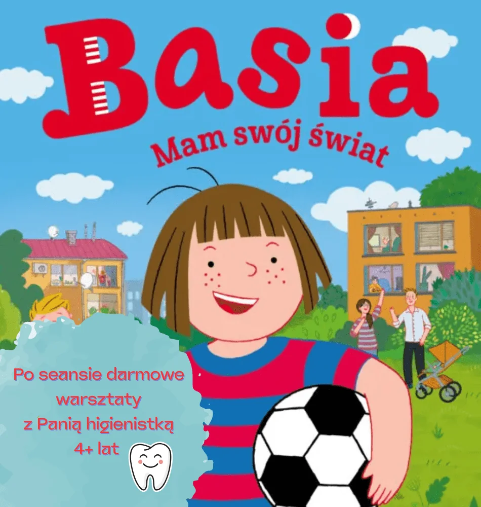 kadr z animacji. dziewczynka w półdługich brązowych włosach, w koszulce w czerwono-niebieskie paski, trzyma piłkę i uśmiecha się.