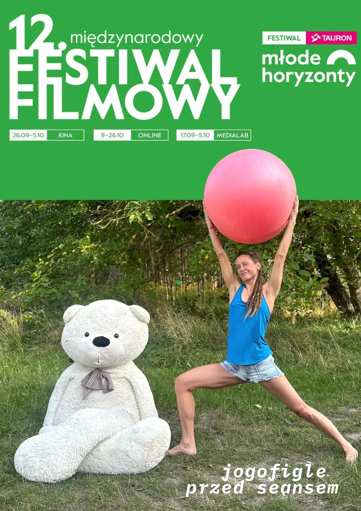 plakat. kobieta w krótkich spodenkach i niebieskim topie sportowym w pozycji wojownika jogowego, trzyma różową piłkę, obok niej duży biały miś w pozycji lotosu. W tle trawa i drzewa.