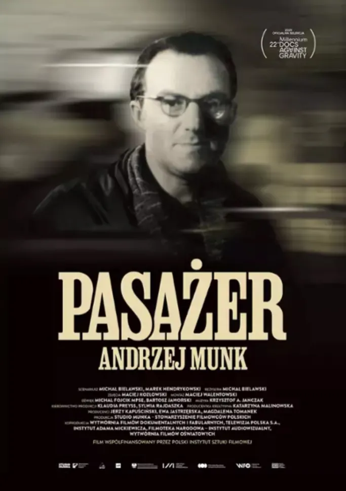 plakat. rozmyty portret mężczyzny w okularach, koszuli.