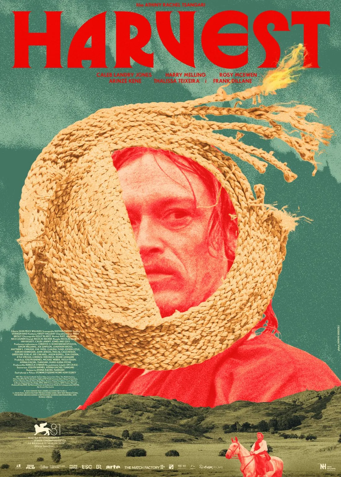 Plakat filmu „Harvest” autorstwa Athiny Rachel Tsangari. W centrum znajduje się twarz mężczyzny o czerwonym zabarwieniu, częściowo zasłonięta dużym splecionym sznurem w kolorze beżowym, tworzącym okrąg wokół jego głowy. W tle widać zielone niebo i krajobraz wzgórz. Na dole, mała postać na koniu ubrana w czerwony strój jedzie przez pola. Na górze plakatu widnieje duży, czerwony tytuł „HARVEST” oraz nazwiska aktorów i twórców filmu. Całość utrzymana jest w stylu retro z kontrastującymi kolorami czerwieni, zieleni i żółci.