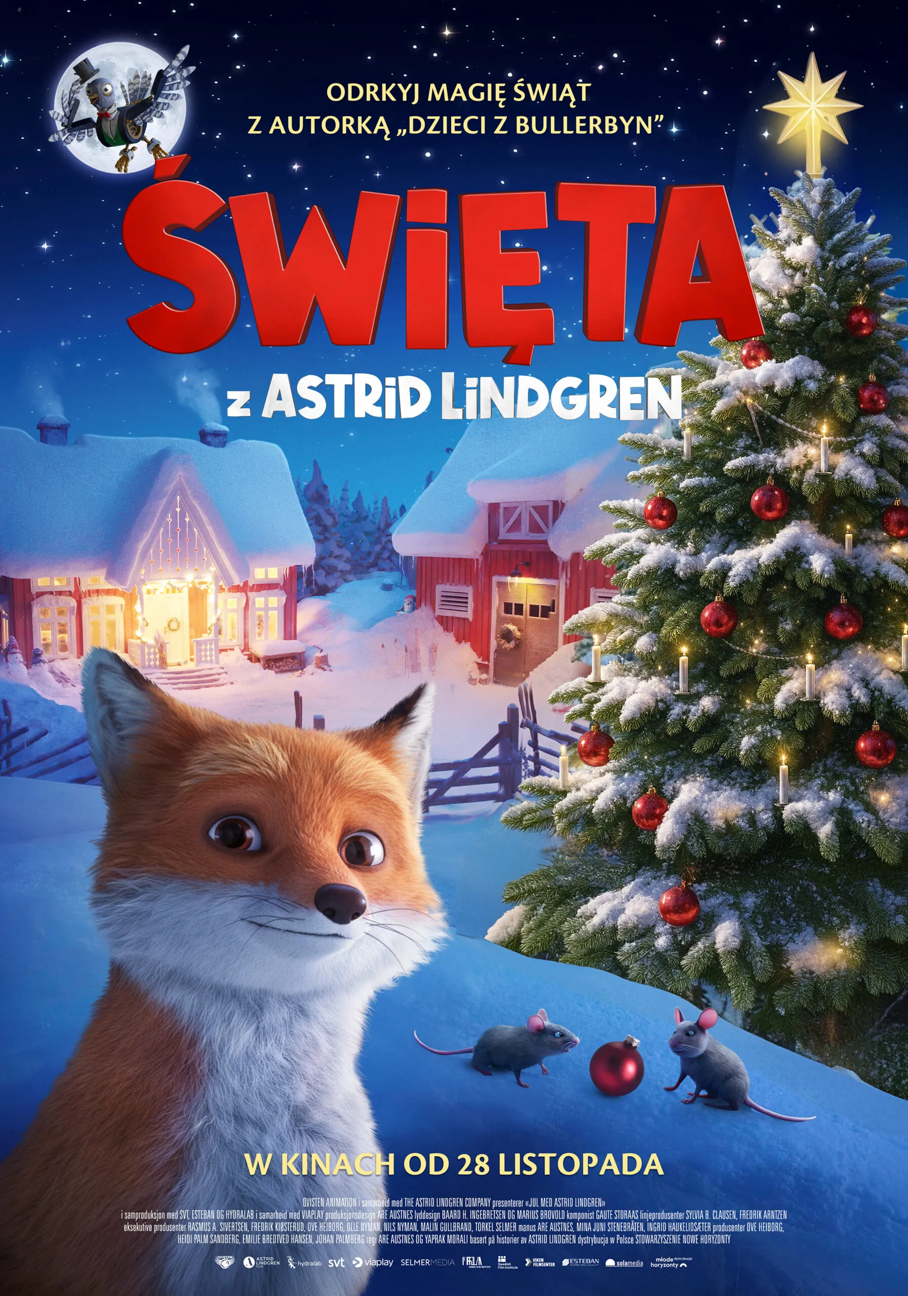 plakat. na pierwszym planie lis. W tle obsypane śniegiem miasteczko i przystrojona choinka. W oknach palą się światła o ciepłej barwie.