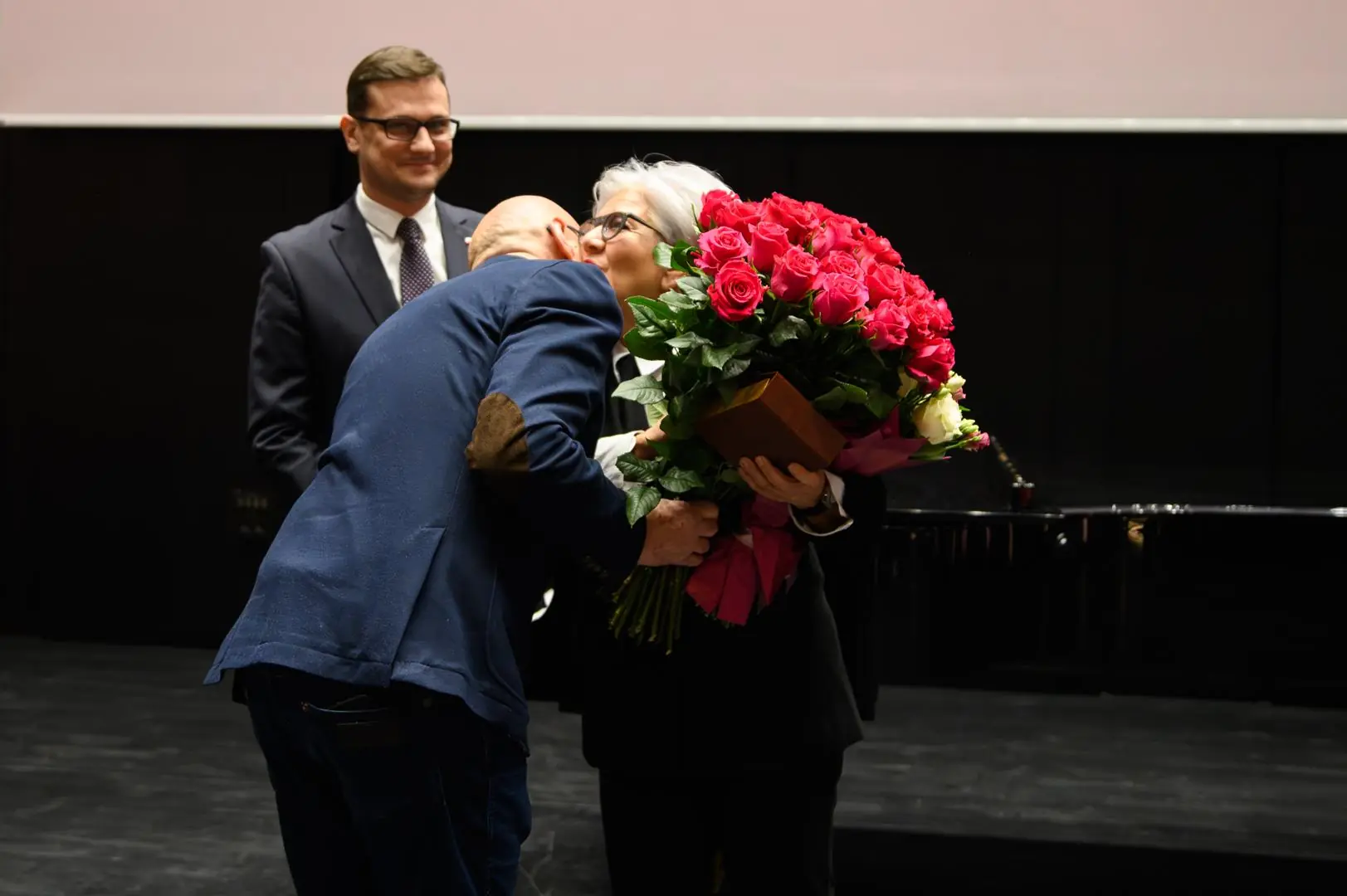 Odbieranie bukietu przez Panią Dyrektor. 