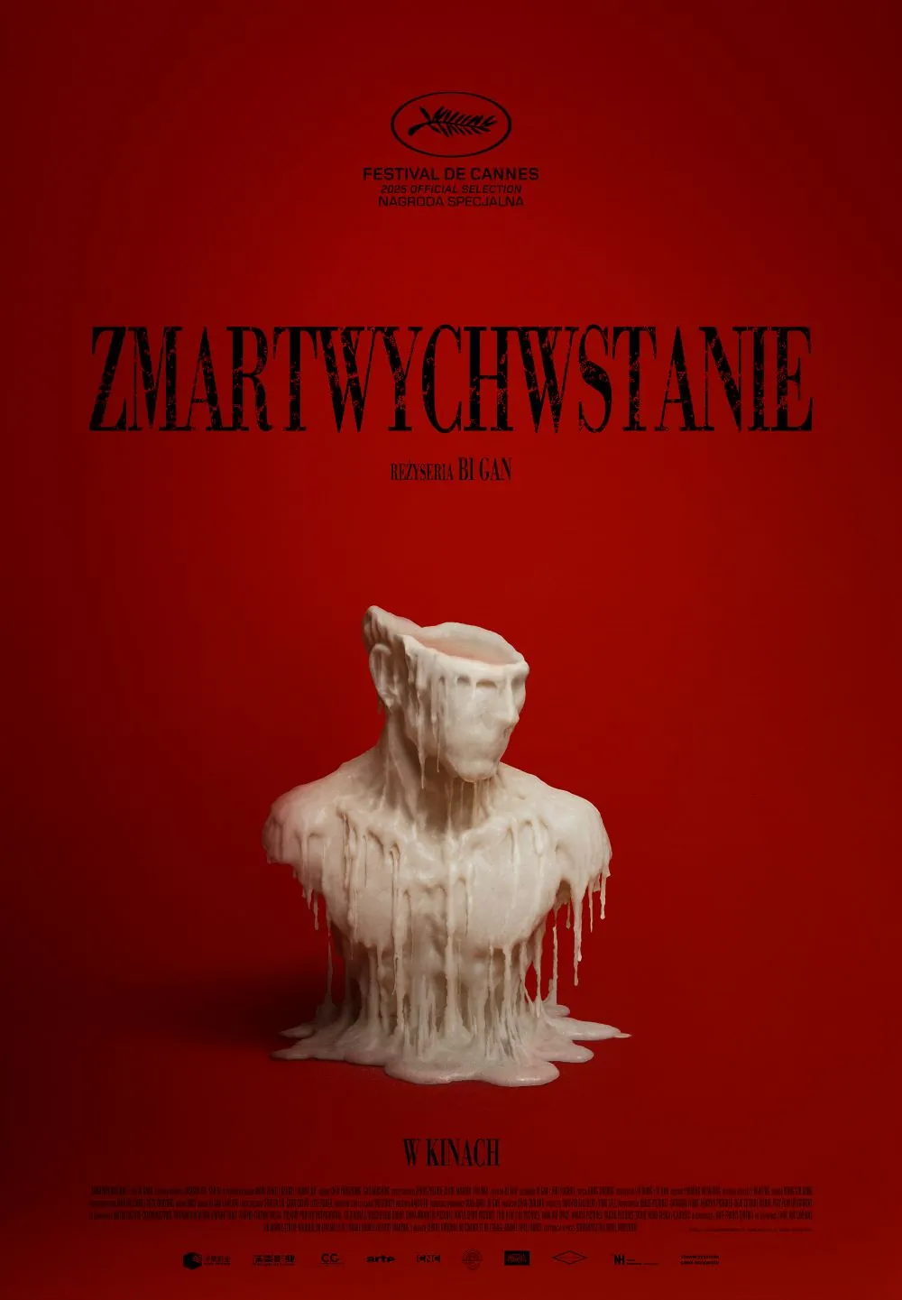 Czerwony plakat promujący film „Zmartwychwstanie”. W centrum znajduje się biała, zdeformowana rzeźba przypominająca ludzką postać, z której spływa materiał jak roztopiony wosk. U góry logo festiwalu w Cannes, na dole informacja „w kinach”.