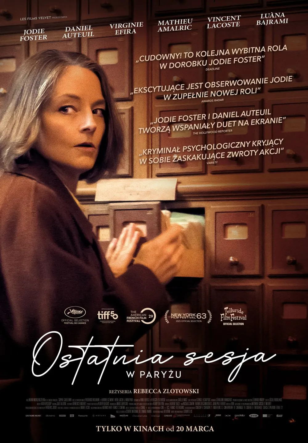 plakat. kobieta z włosami do ramion, z zaniepokojonym spojrzeniem, odwraca się od ściany szuflad z dokumentami