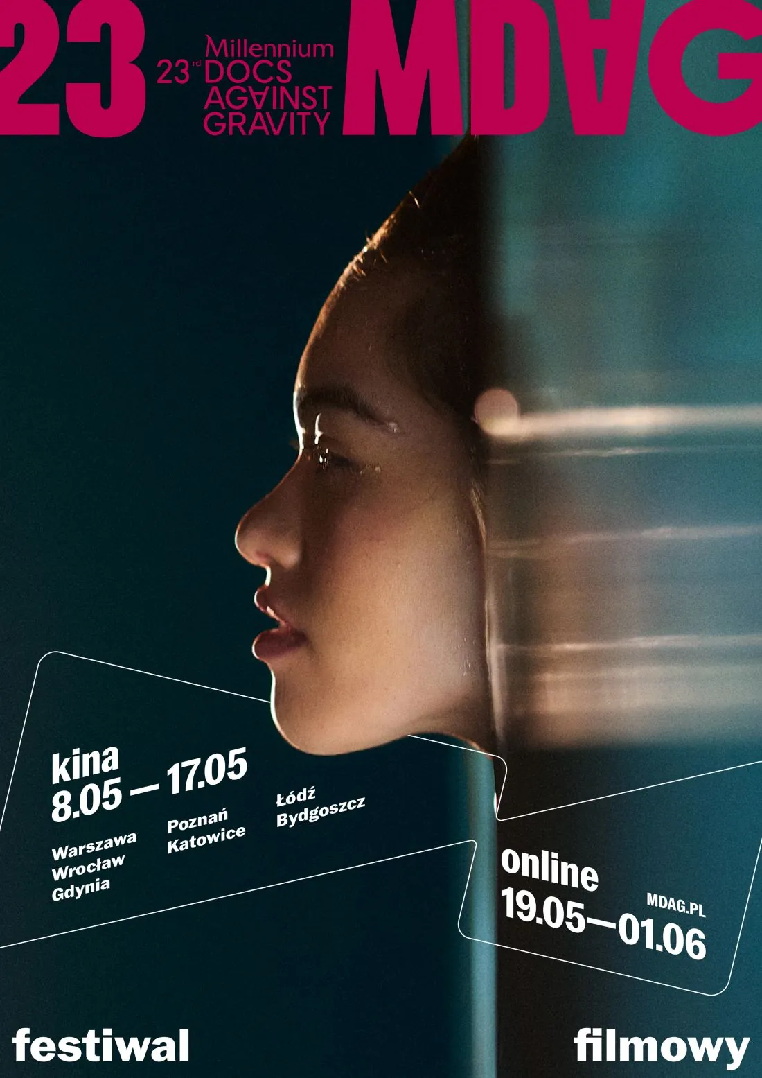 plakat, profil kobiety o azjatyckich rysach, odbity niewyraźnie w tafli obok niej