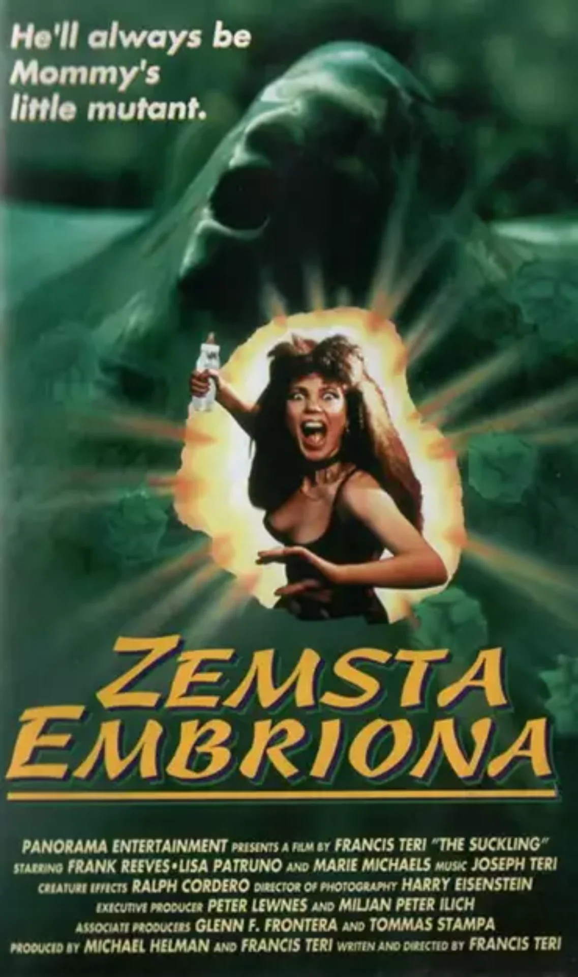 plakat. krzycząca kobieta wykonująca zamach butelką dla dziecka, w tle wyłaniająca się spod zielonej mazi postać.