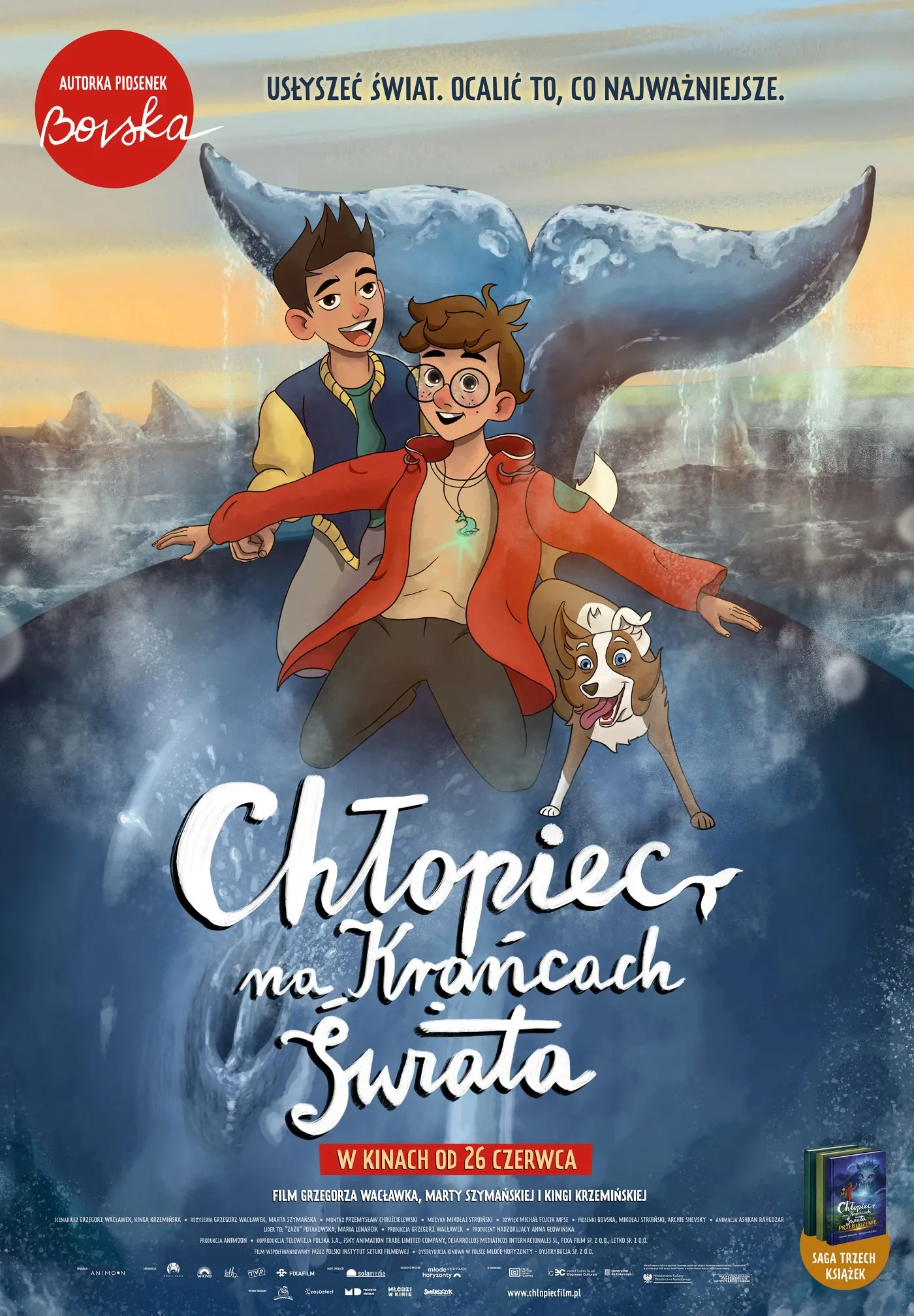 plakat filmu „Chłopiec na krańcach świata”. Dwóch chłopców i pies stoją na grzbiecie wieloryba wynurzającego się z oceanu. W tle widać ogon innego wieloryba oraz polarne krajobrazy.