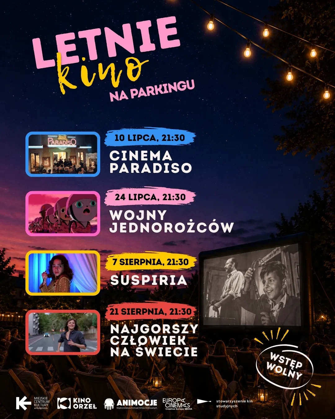 Plakat letnich pokazów filmowych pod gołym niebem. Na tle nocnego nieba i widowni siedzącej przed ekranem przedstawiono repertuar: Cinema Paradiso, Wojny Jednorożców, Suspiria oraz Najgorszy człowiek na świecie. Wstęp wolny