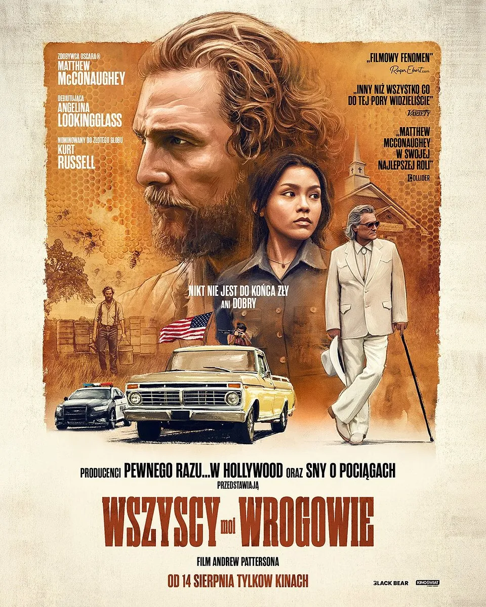 Plakat filmu „Wszyscy moi wrogowie”. W centrum dominuje duży profil brodatego mężczyzny z długimi włosami, spoglądającego w lewo. Na pierwszym planie stoją młoda kobieta w szarej koszuli oraz elegancko ubrany starszy mężczyzna w białym garniturze, z laską i kapeluszem w dłoni. U dołu widoczne są żółty klasyczny pickup z amerykańską flagą, radiowóz policyjny oraz postać mężczyzny idącego polną drogą. W tle znajduje się kościół, drzewa i motyw plastra miodu utrzymany w ciepłych, brązowo-złotych barwach. Na plakacie umieszczono nazwiska aktorów, cytaty z recenzji, slogan „Nikt nie jest do końca zły ani dobry” oraz tytuł filmu „Wszyscy moi wrogowie”. Na dole znajduje się informacja o premierze kinowej: „Od 14 sierpnia tylko w kinach”.